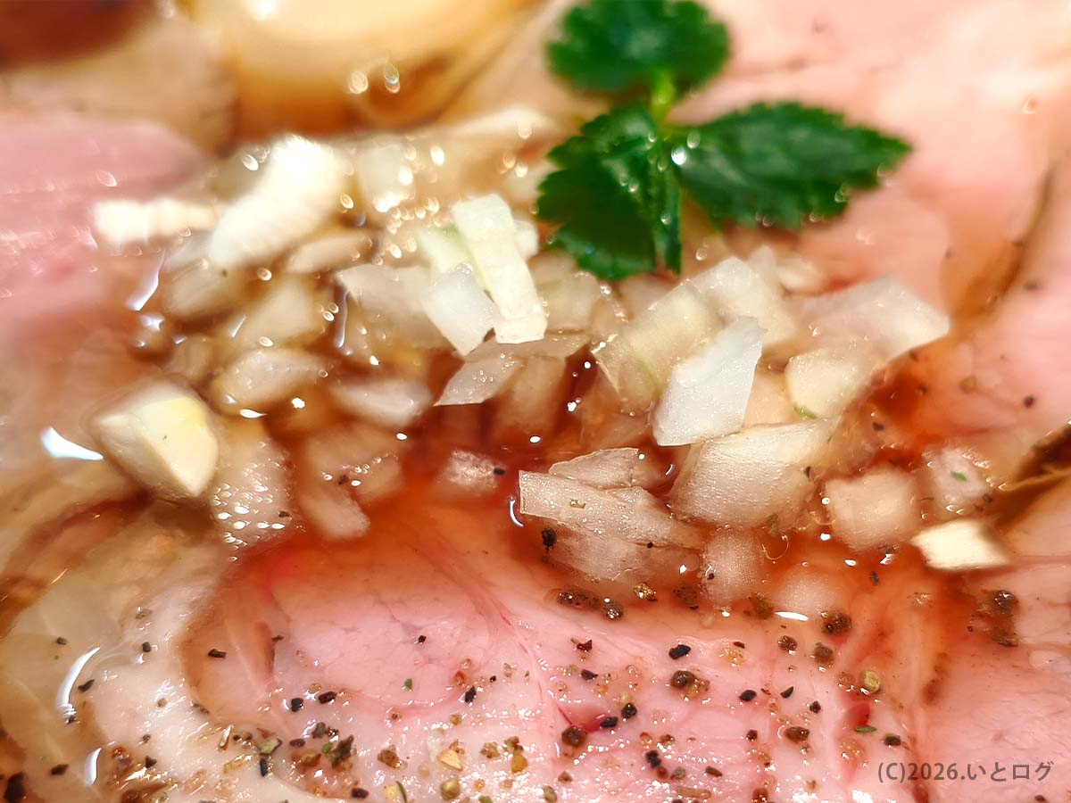 刻み玉ねぎが浮かぶ中華そば 佐々木麺之介の淡麗スープ｜長崎無化調ラーメンらしい一杯