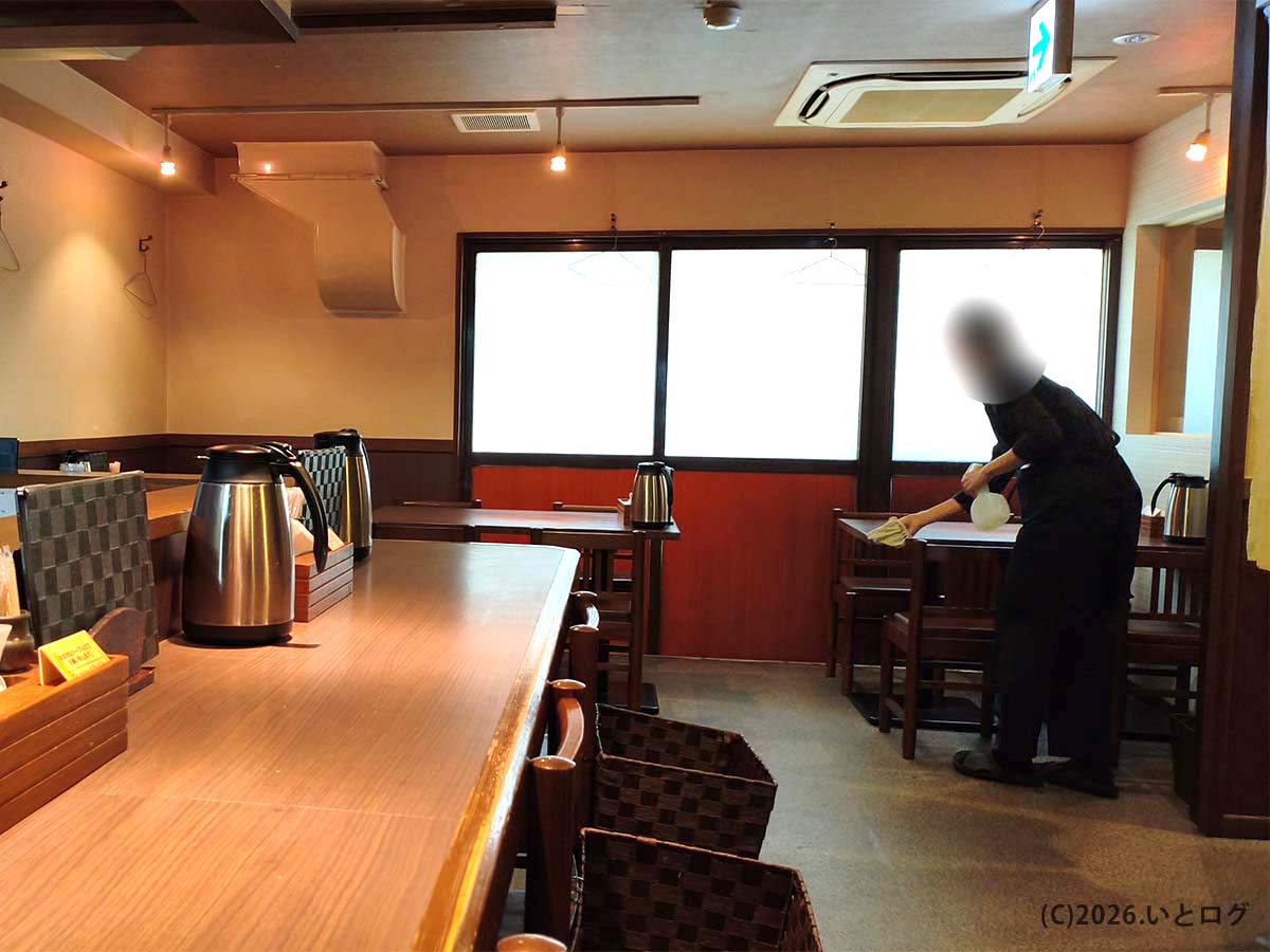 中華そば 佐々木麺之介のテーブル席と店内風景｜長崎市ラーメン巡りでも立ち寄りやすい空間