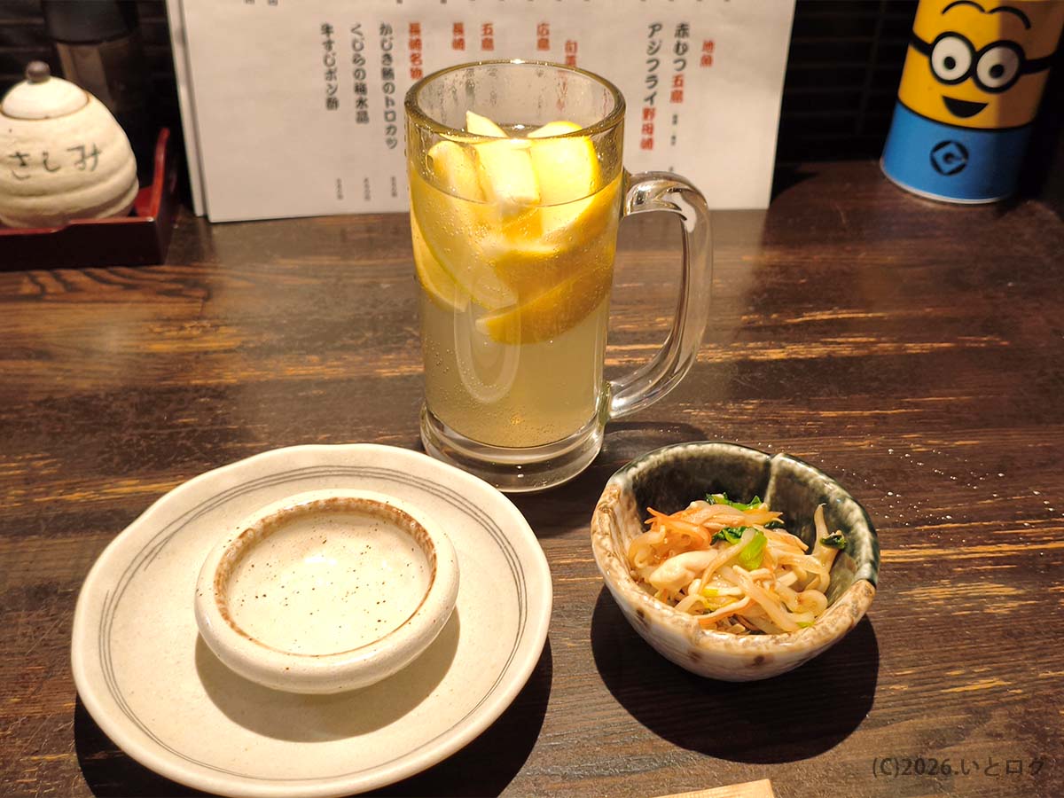 レモンサワーとお通しを楽しむ居酒屋亜紗 本店のカウンター席
