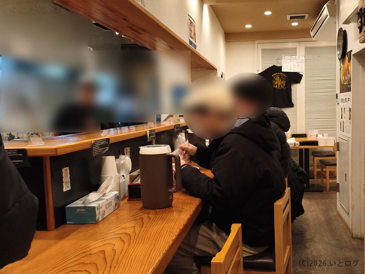 「夢を語れ長崎」の店内の様子。カウンター席を中心に行列後も客で埋まる長崎の二郎系ラーメン店