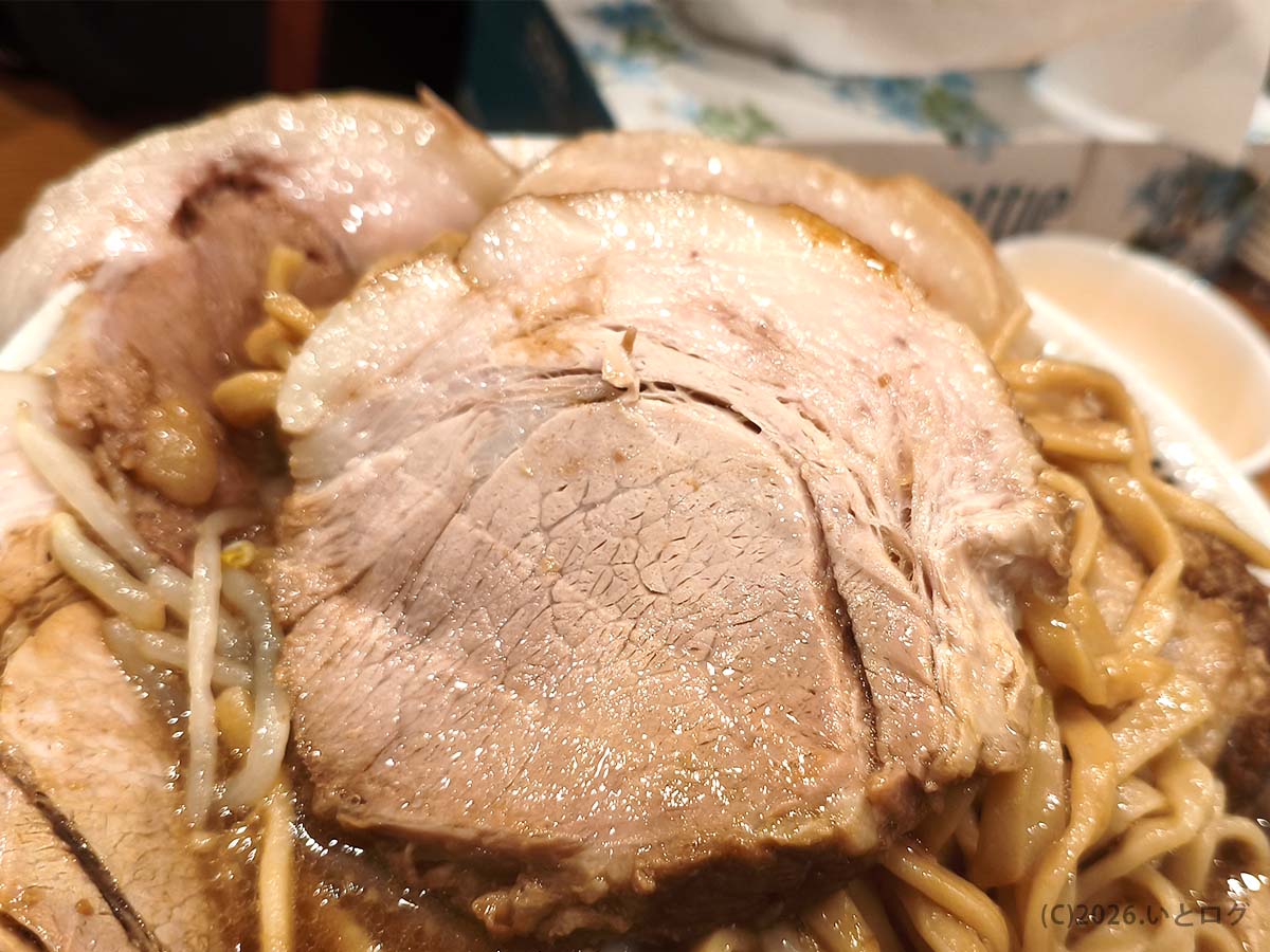 夢を語れ長崎の分厚い豚チャーシュー。量の多さと食べ応えが印象的な一杯