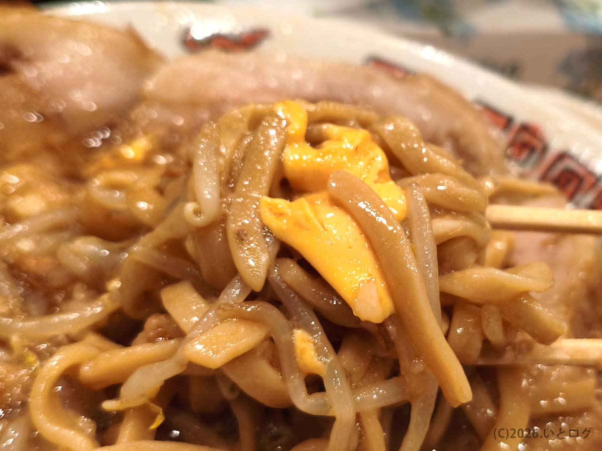 夢を語れ長崎の極太麺を生卵に絡めて実食。濃厚スープと相性抜群の人気トッピング