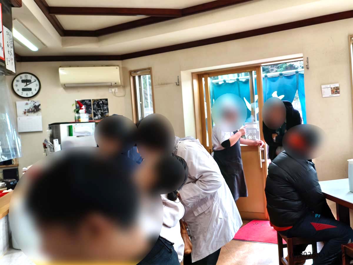 昼時に満席となった一光軒の店内。唐津の行列ラーメン店らしい賑わい