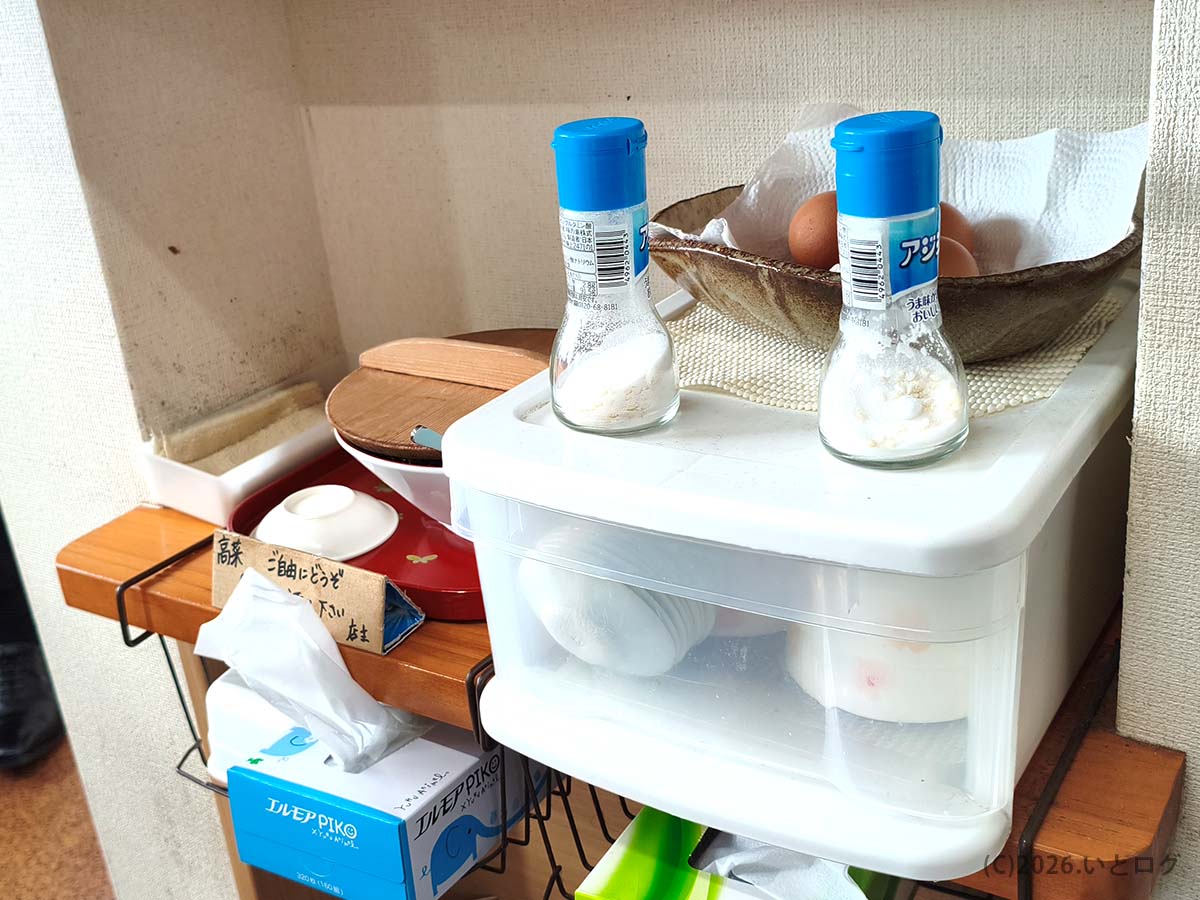 卓上に用意された生卵と調味料。一光軒ならではのサービス