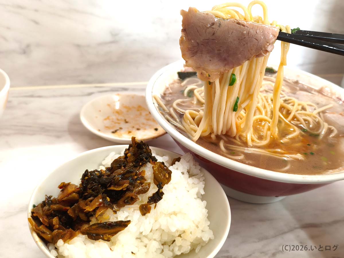 高菜ご飯と一緒に楽しむ一光軒の唐津豚骨ラーメン