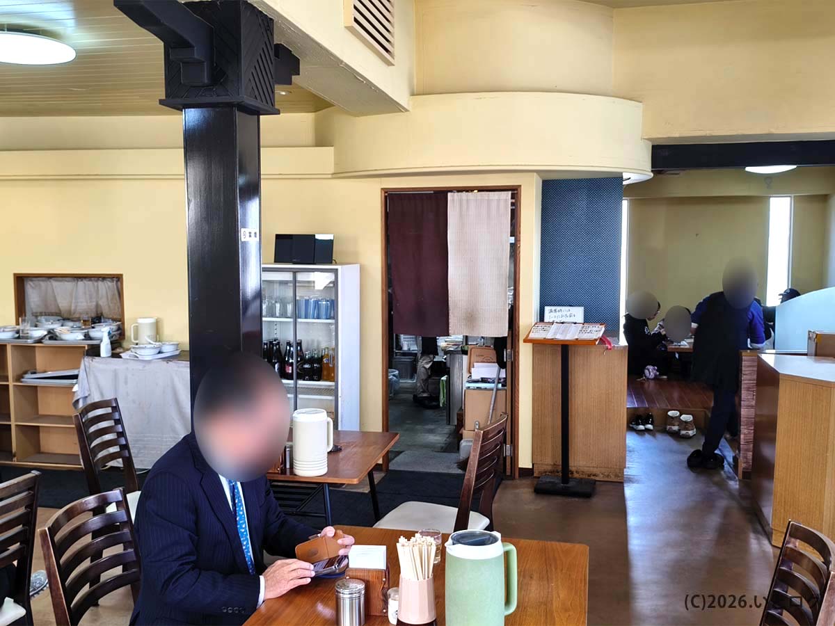 佐賀市の老舗ラーメン店 幸陽閣の店内風景 テーブル席中心で地元客や仕事途中の客でにぎわう様子