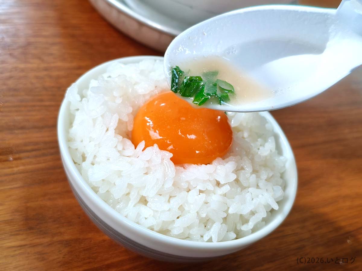 幸陽閣の生卵をご飯にのせ 豚骨スープをかけたアレンジ ご飯と一緒に楽しむ佐賀ラーメン文化