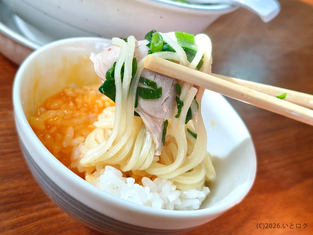 幸陽閣 ラーメンの麺とチャーシューをご飯と一緒に味わう様子 濃厚スープとの相性が良い一杯