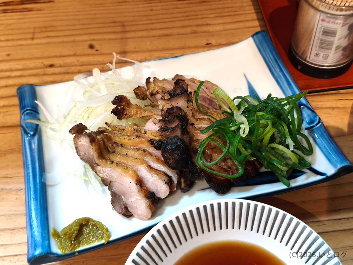 弥太郎うどんのおすすめサイドメニュー、香ばしく焼かれたかしわ。福岡うどん居酒屋のように楽しめる一皿