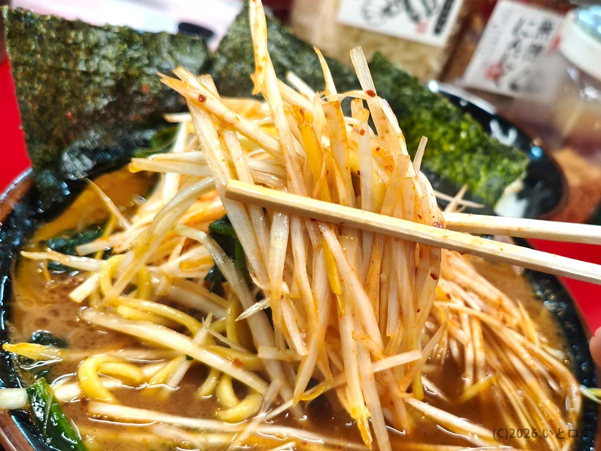 王道家直系 IEKEI TOKYOで人気のネギラーメン赤。和風スパイス香る辛ネギが山盛りで、秋葉原の家系ラーメンらしいパンチある一杯