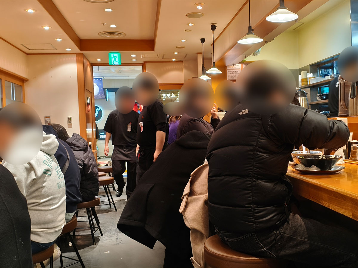 六厘舎 東京駅東京ラーメンストリート店の店内の様子。平日でも混雑しており、カウンター席は満席に近い