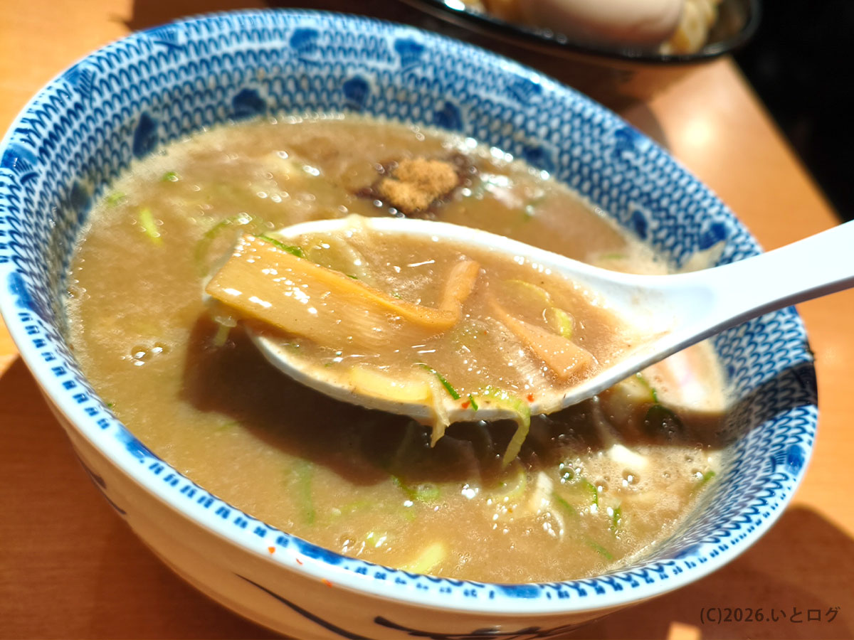 六厘舎 東京駅東京ラーメンストリート店の濃厚なつけ汁。魚介豚骨スープのとろみが分かる一杯