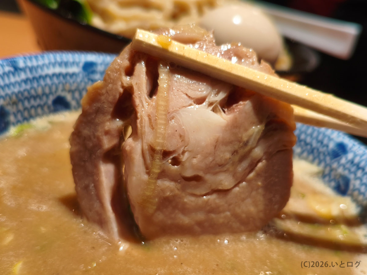 六厘舎 東京駅のつけ麺に入るチャーシュー。厚みがあり、スープに浸すことで旨みが引き立つ