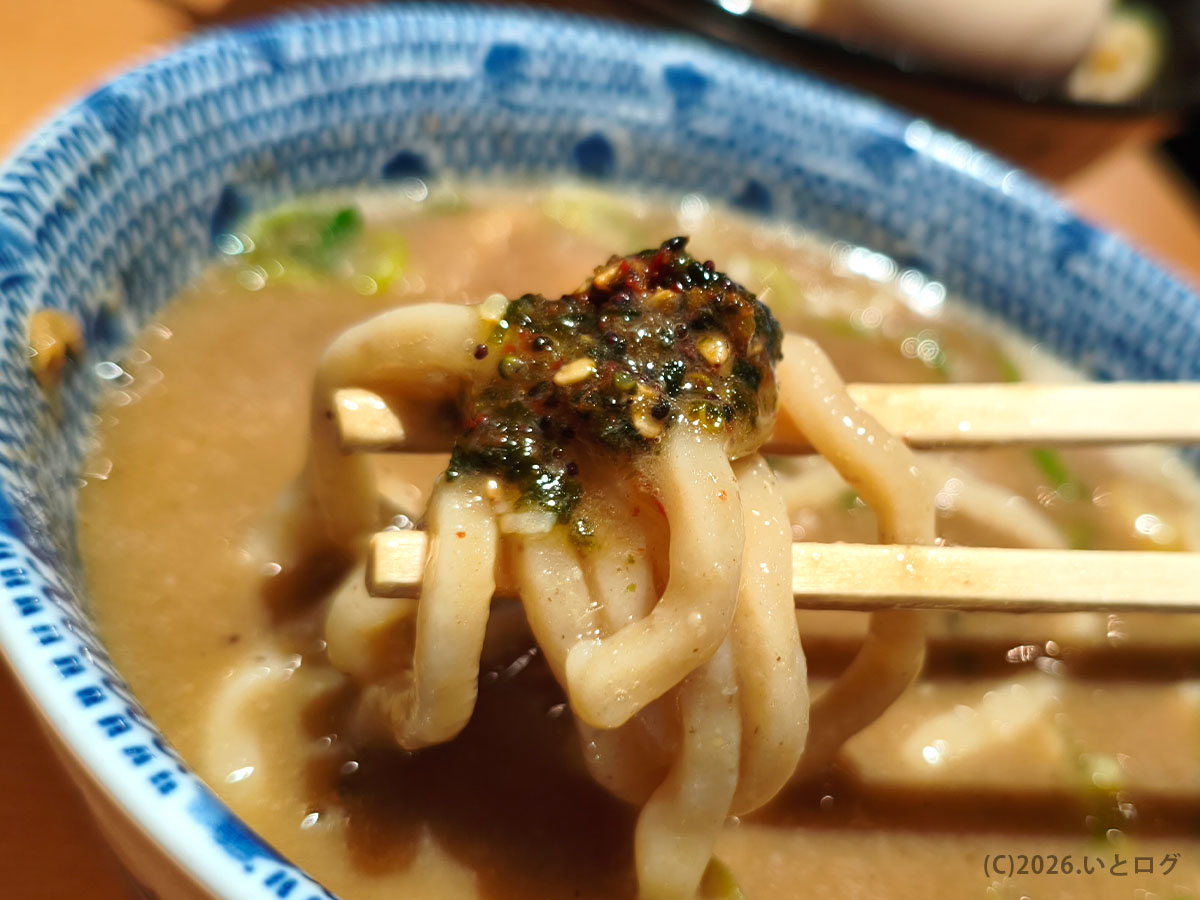 六厘舎 東京駅のつけ麺に生七味を合わせた一口。辛味と魚介の風味が加わり味が変化する