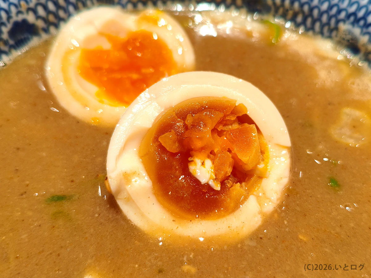 六厘舎 東京駅の味玉トッピング。半熟の黄身が濃厚なつけ汁とよく合う