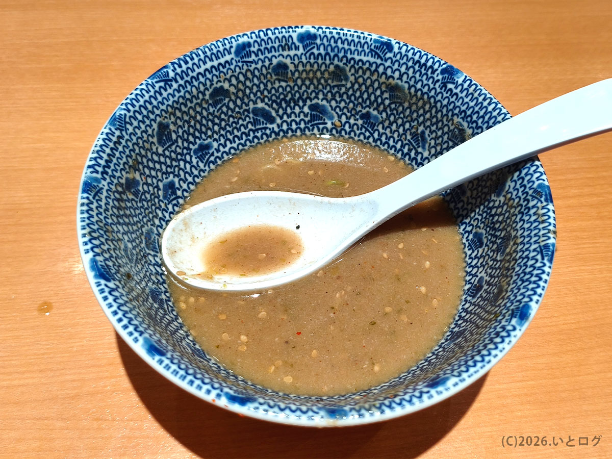 六厘舎 東京駅東京ラーメンストリート店で完食後のつけ汁。濃厚ながら後味は重すぎない