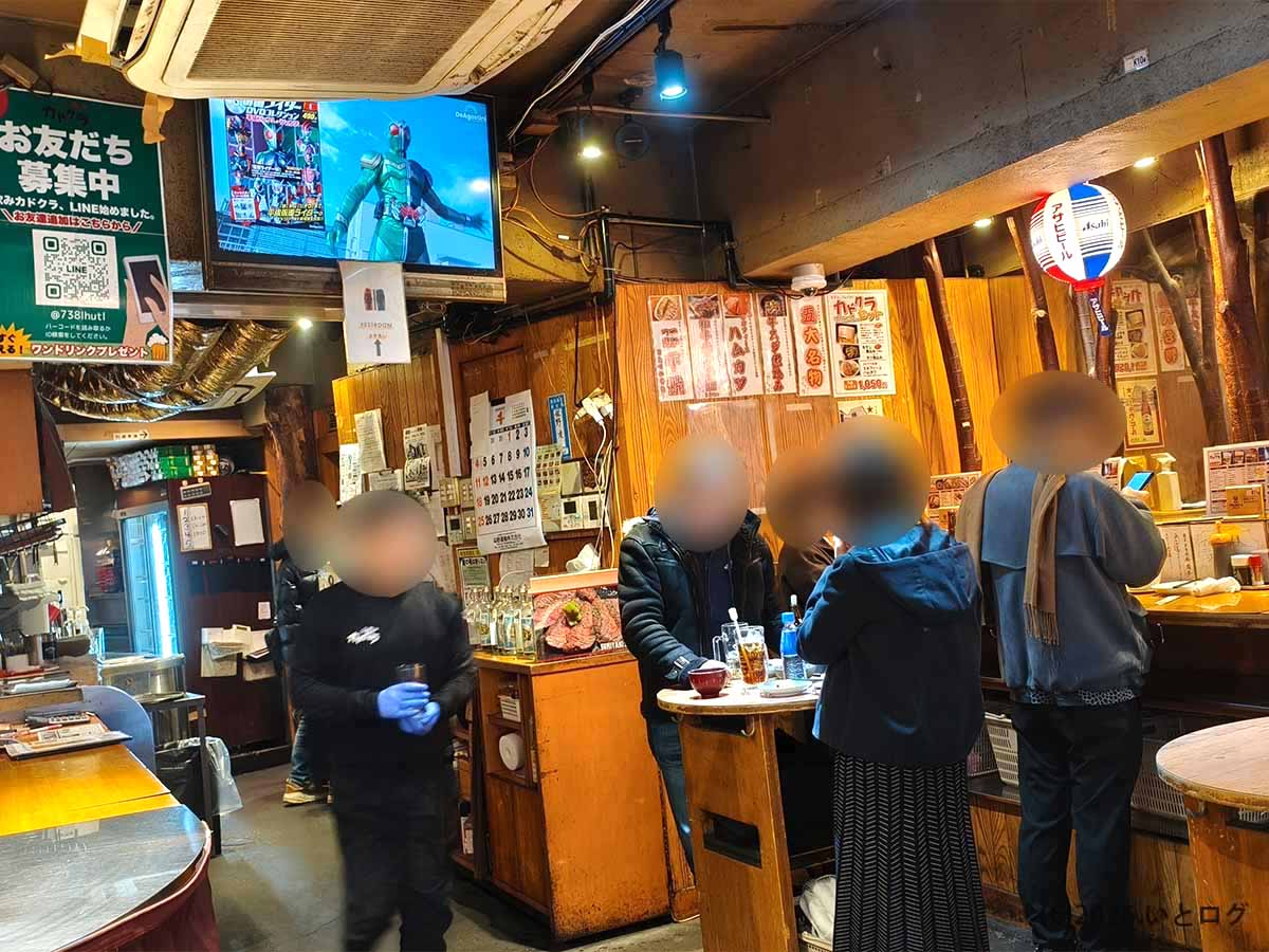 上野の立飲みカドクラ店内の様子 立ち飲み客でにぎわうアメ横近くの大衆酒場