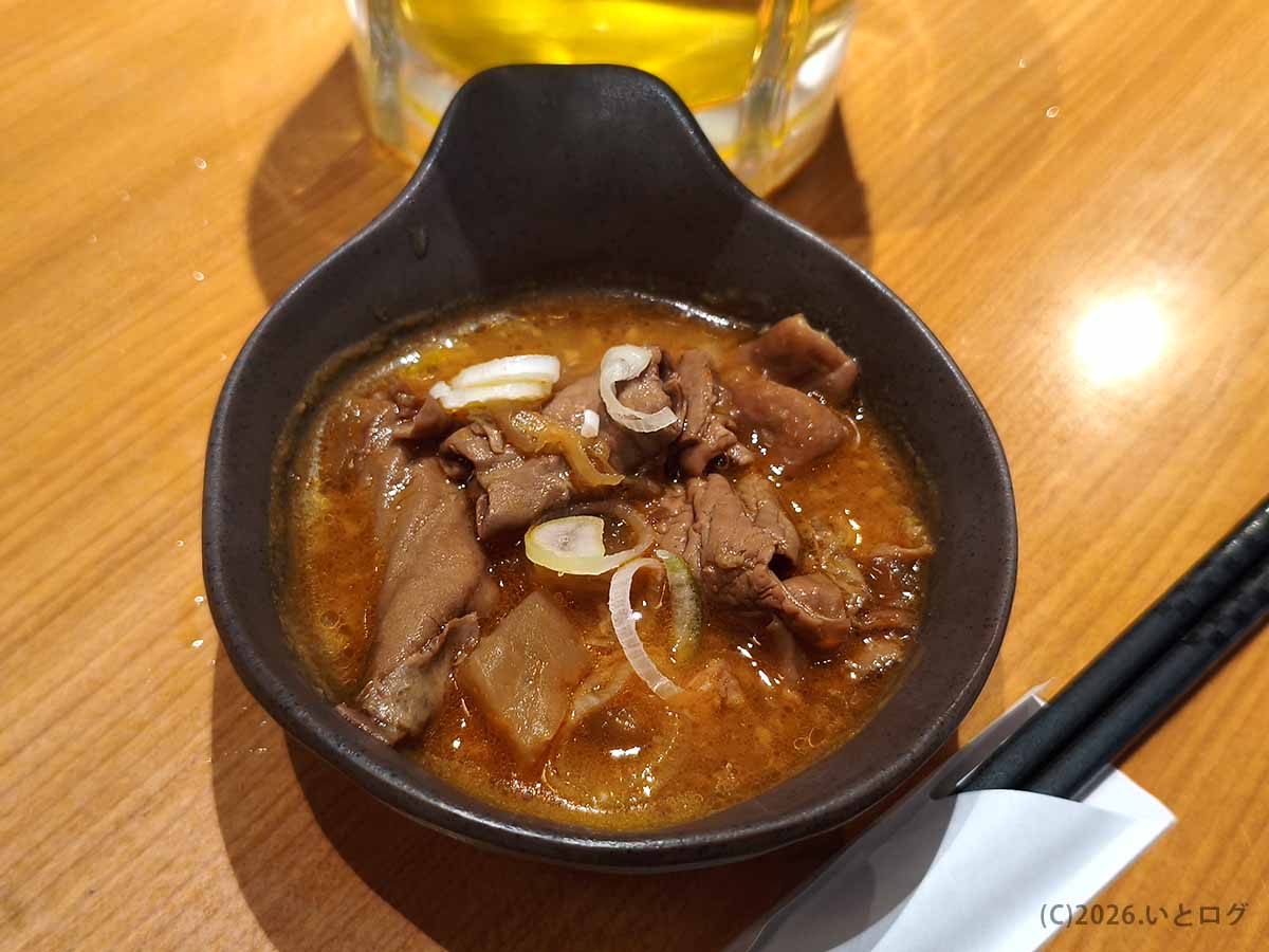 立飲みカドクラ名物の牛スジ煮込み 上野昼飲みに人気のモツ煮系メニュー