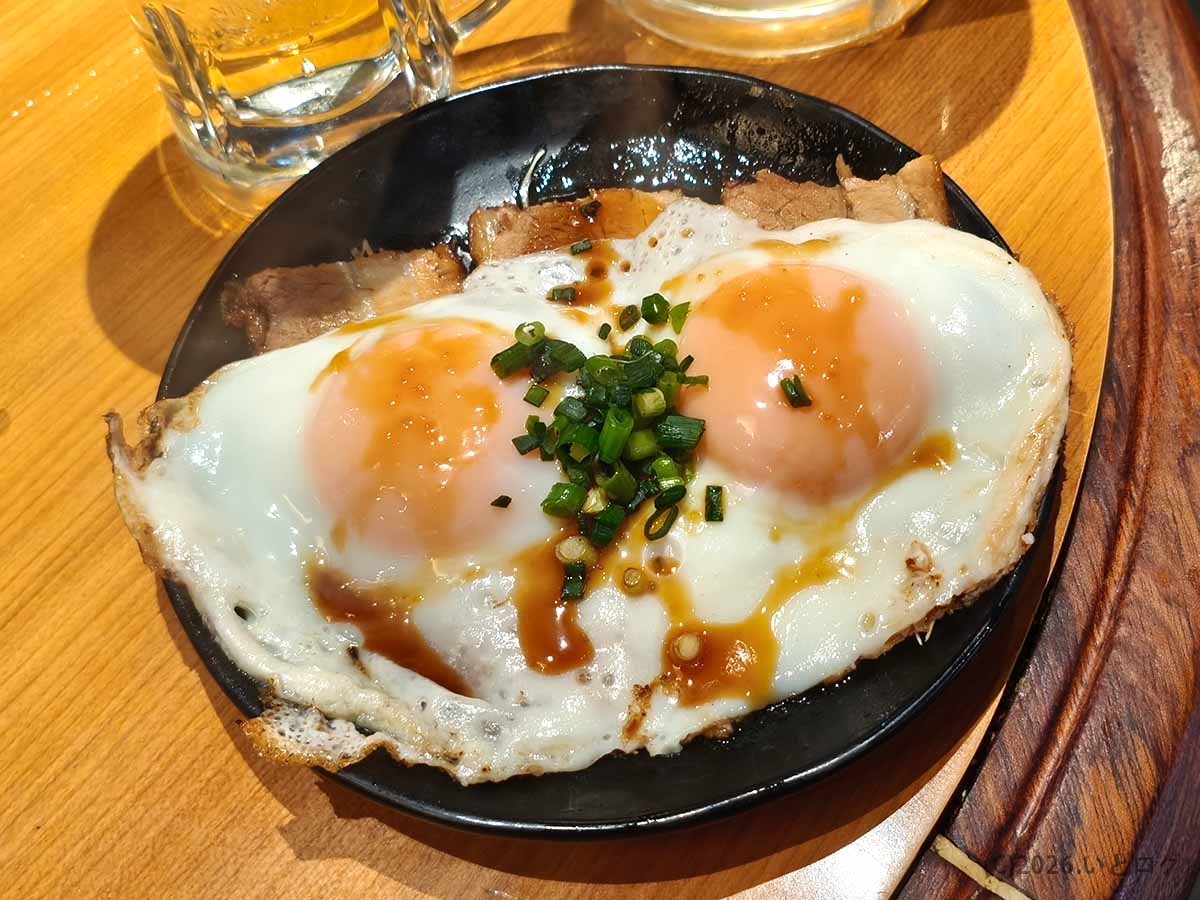 立飲みカドクラで注文した半熟玉子のチャーシューエッグ