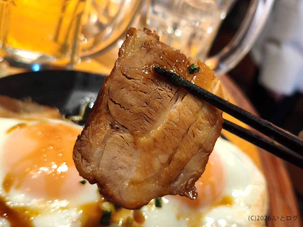 カドクラの肉料理を持ち上げた様子 上野ハシゴ酒にも人気の一品