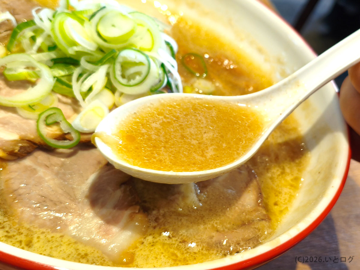 大島（江戸川区）の味噌ラーメンのスープ。コクのある濃厚な味噌スープが特徴
