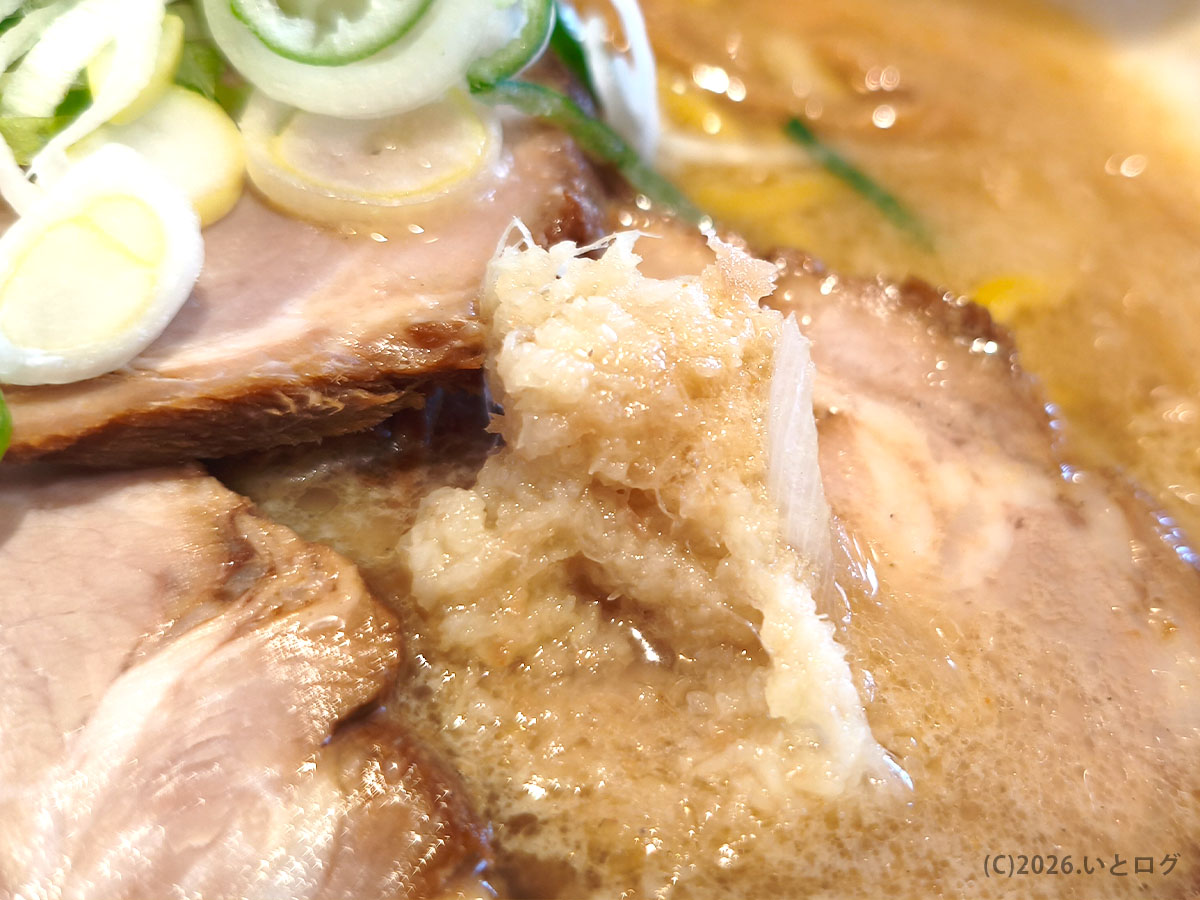 大島ラーメンに添えられたおろし生姜。味噌スープとの相性が良い定番トッピング