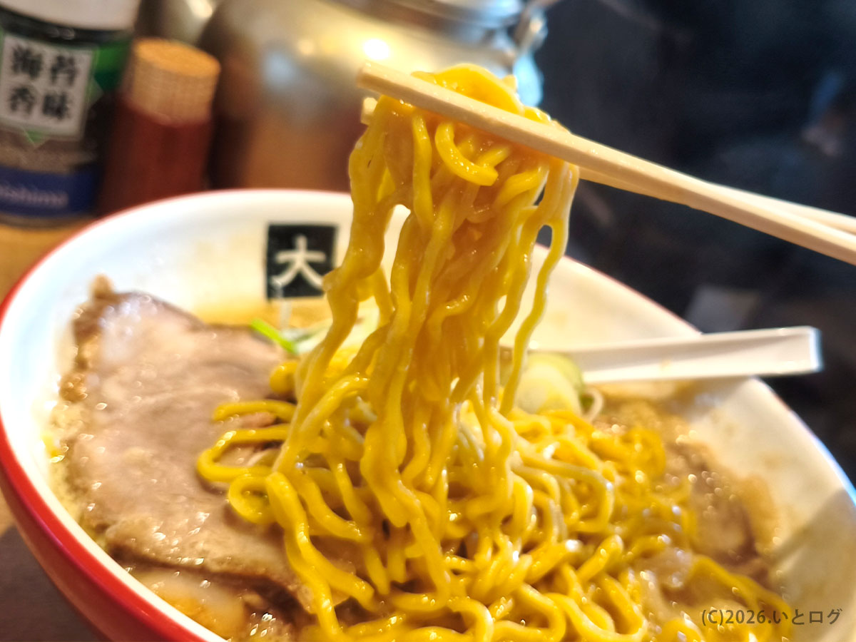 大島（東京都江戸川区）の味噌ラーメンの中太ちぢれ麺。スープがよく絡む