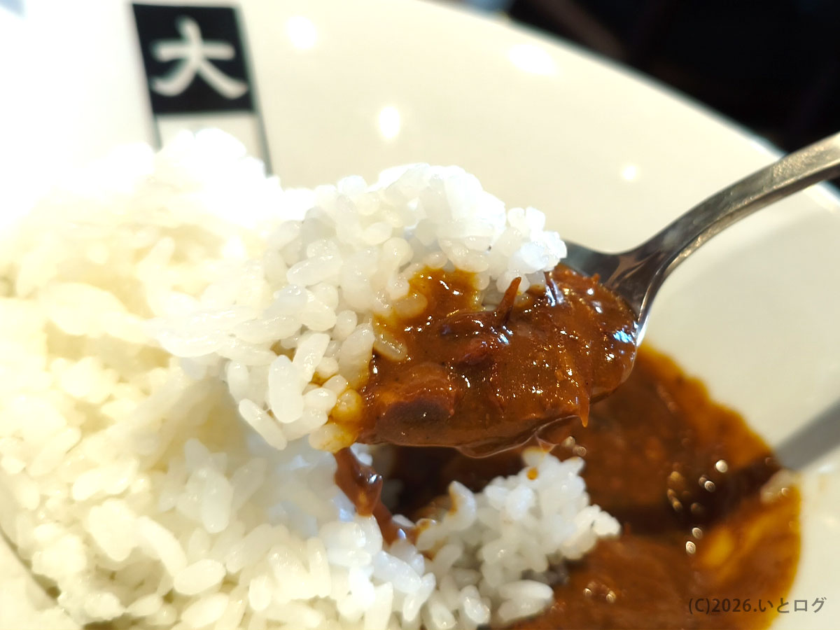 大島ラーメンで提供されるサイドメニューのライスとカレー。ラーメンと一緒に楽しめる