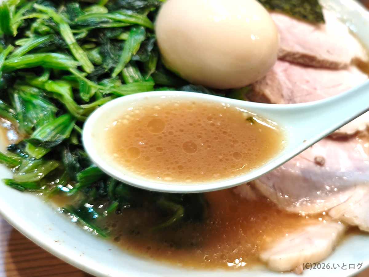 横浜家系ラーメン 武蔵家 秋津店の濃厚豚骨醤油スープ。東村山 家系ラーメンらしいコク深い味わい