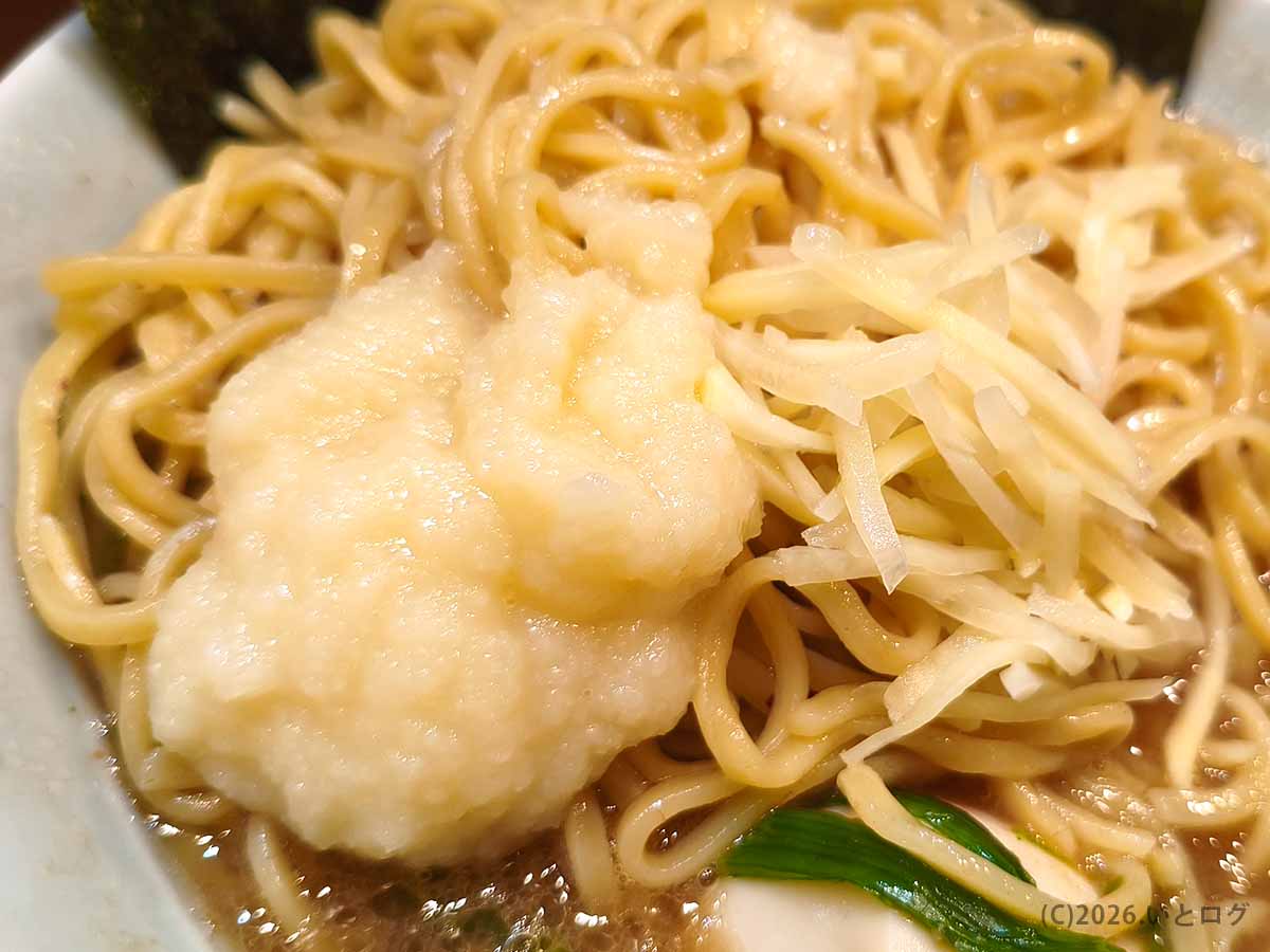 武蔵家 秋津店のラーメンに追加したおろしにんにくと刻み生姜。味変を楽しめる卓上カスタム