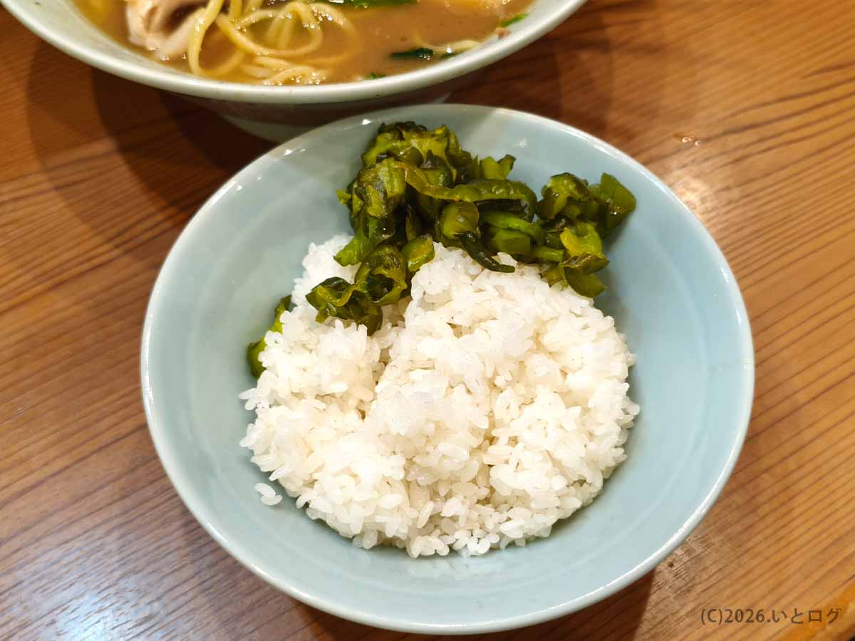 武蔵家 秋津店の無料ライスときゅうり漬け。ライス無料サービスが嬉しい秋津駅 ラーメン店