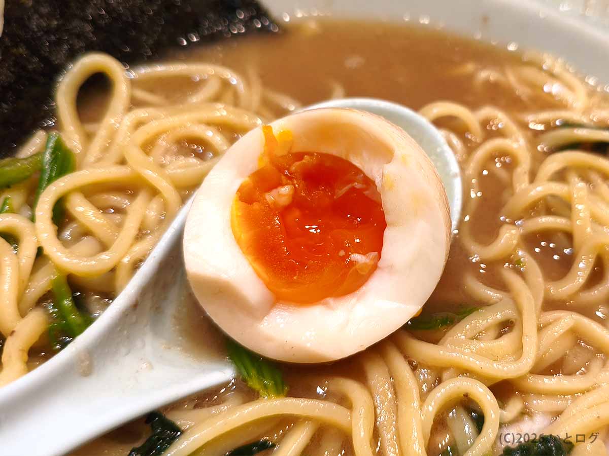 ラーメン 武蔵家 秋津の半熟味玉。濃厚スープと相性の良いトロッとした黄身