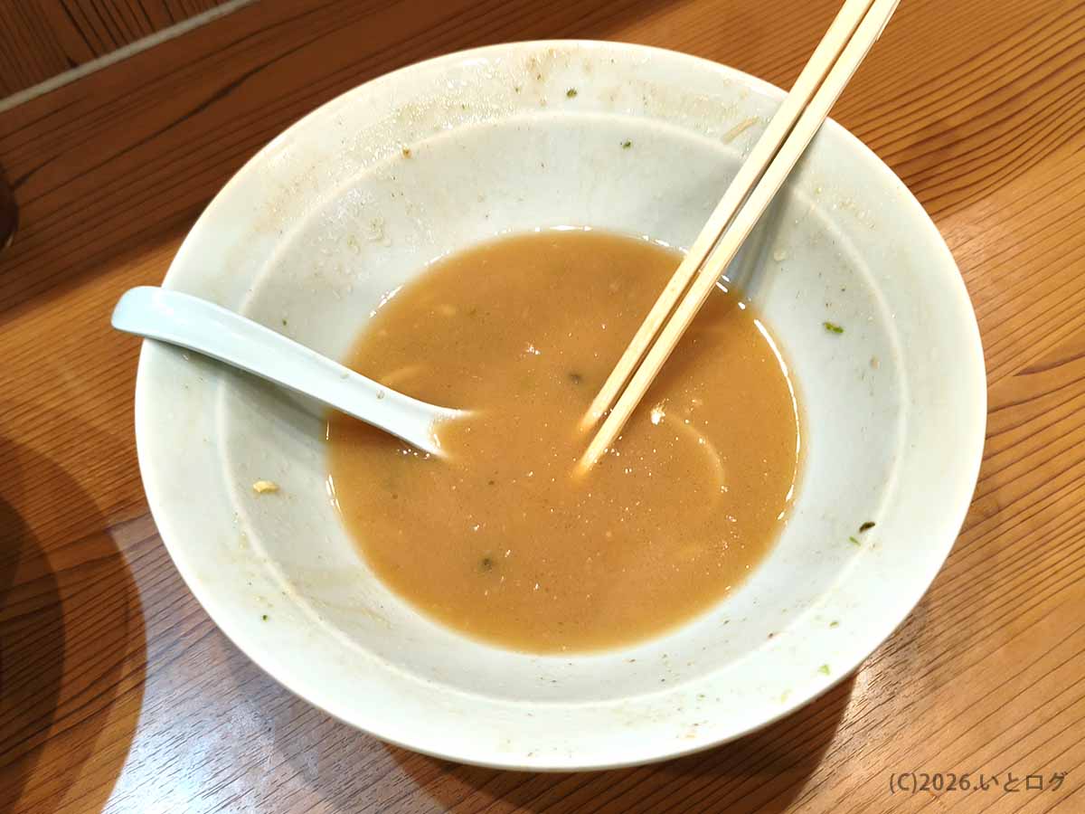 武蔵家 秋津店で完食後に残った濃厚豚骨醤油スープ。深夜でも飲み干したくなる家系ラーメンの一杯