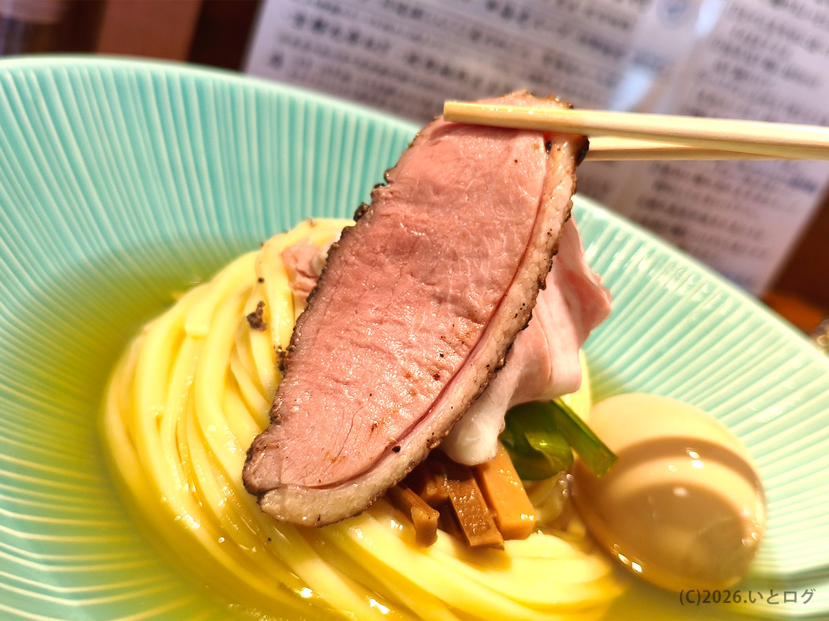 入鹿TOKYO本店の低温調理された豚チャーシュー。しっとりとした断面が特徴。