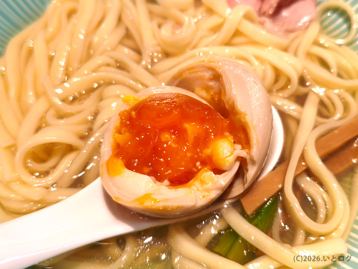 入鹿TOKYO本店の味玉。黄身がとろりとした半熟状態の断面アップ。