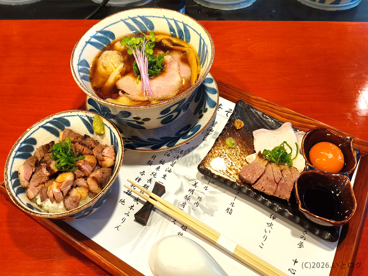 中華そば 鴨福 八王子で提供される中華そばと鴨丼、鴨刺しを含むおすすめのセット