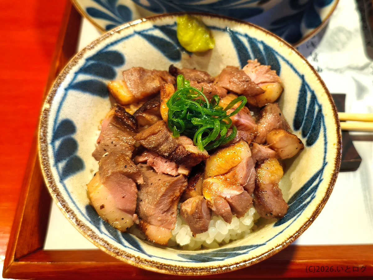 八王子の中華そば 鴨福で味わえる香ばしく焼かれた鴨肉をのせた鴨丼