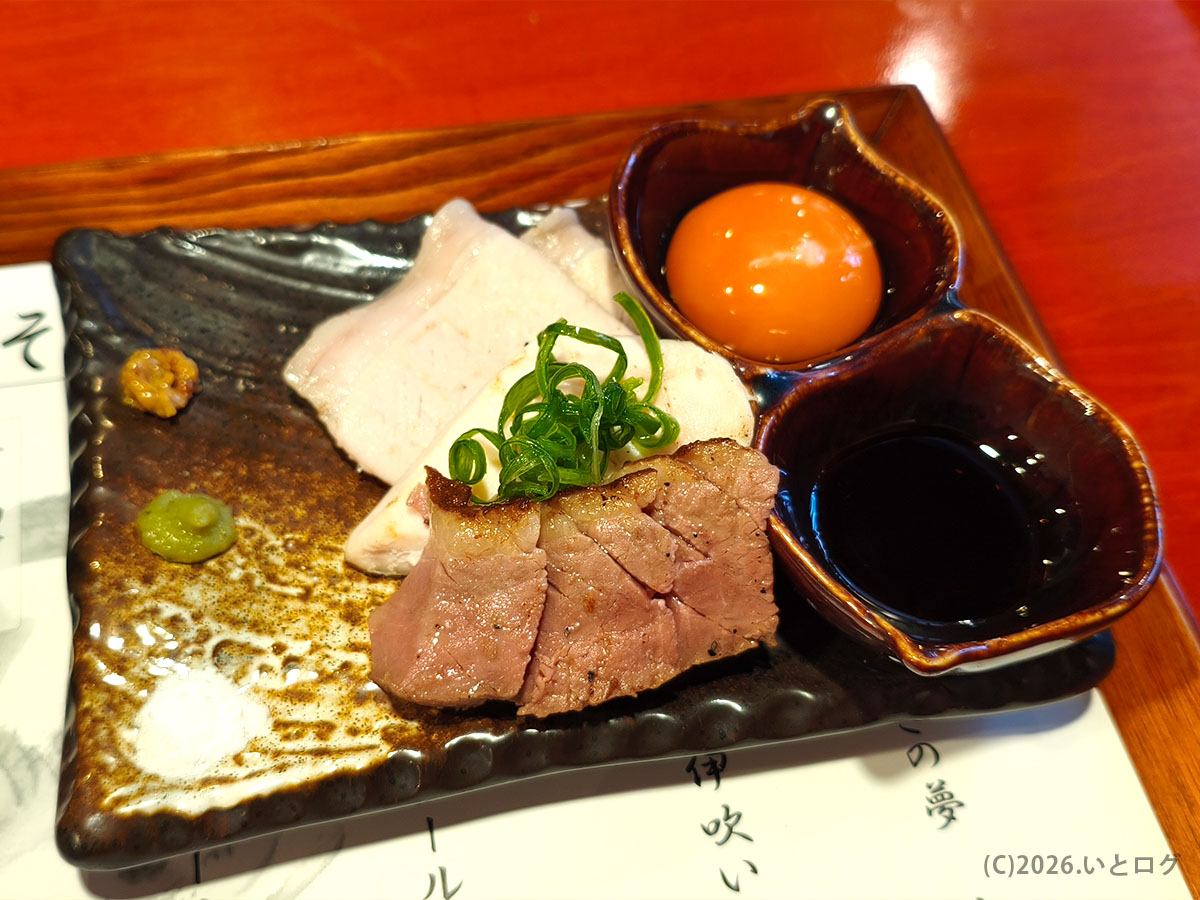 中華そば 鴨福で提供される低温調理の鴨刺しと卵黄、醤油で楽しむ一品