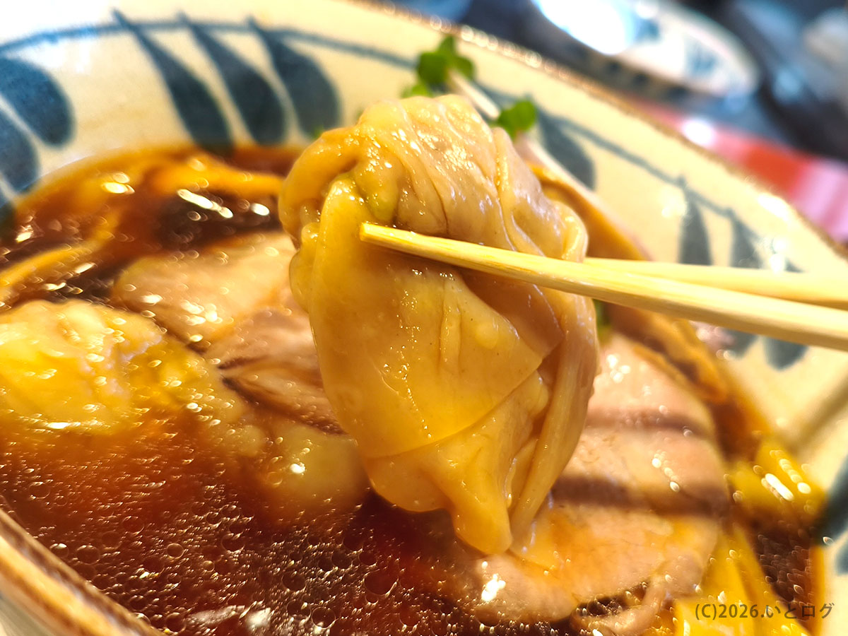 中華そば 鴨福 八王子の鴨だしスープに沈むワンタンと平打ち麺