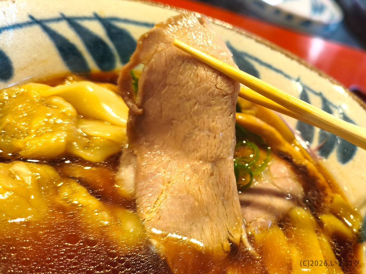 中華そば 鴨福の鴨チャーシューをスープに浸したアップ写真