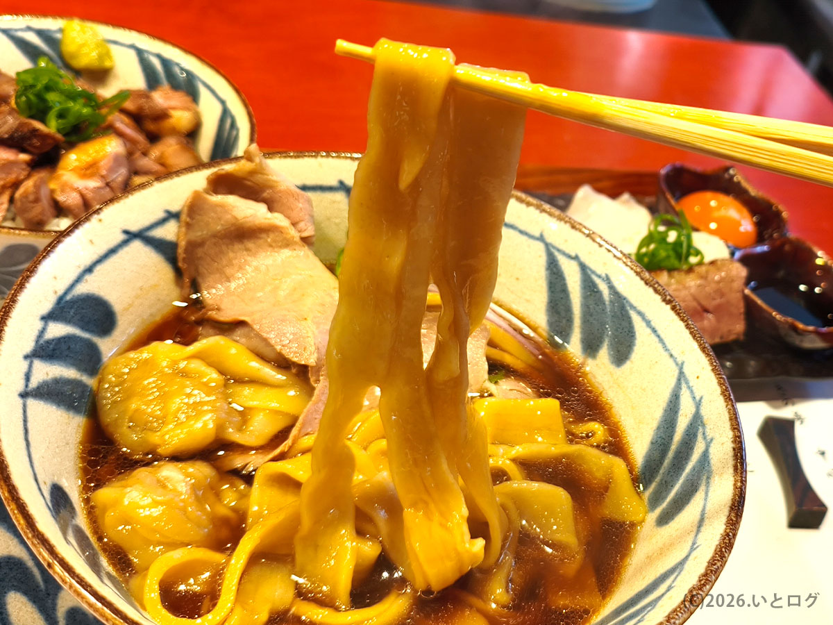 中華そば 鴨福の平打ち麺を持ち上げた瞬間の一杯全体の様子