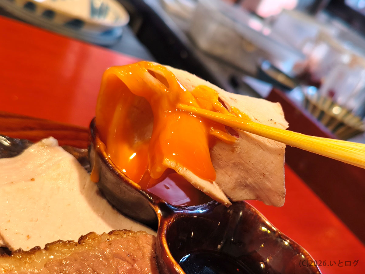 中華そば 鴨福で提供される豚肉を卵黄とタレに絡めた瞬間のアップ写真