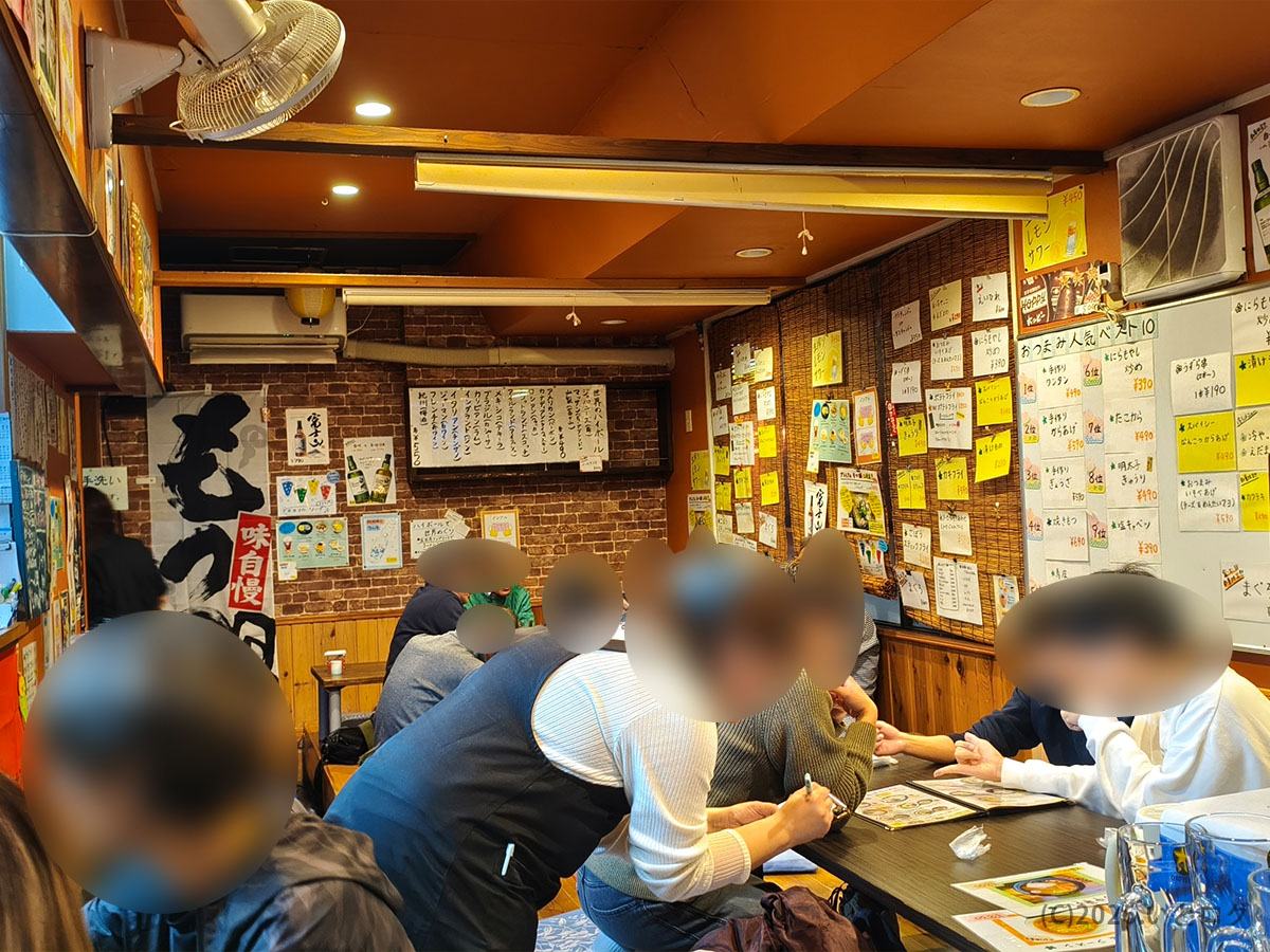 万力屋 山梨店の店内の様子。山梨市で人気のラーメン店らしく壁一面に万力屋メニューが掲示されている