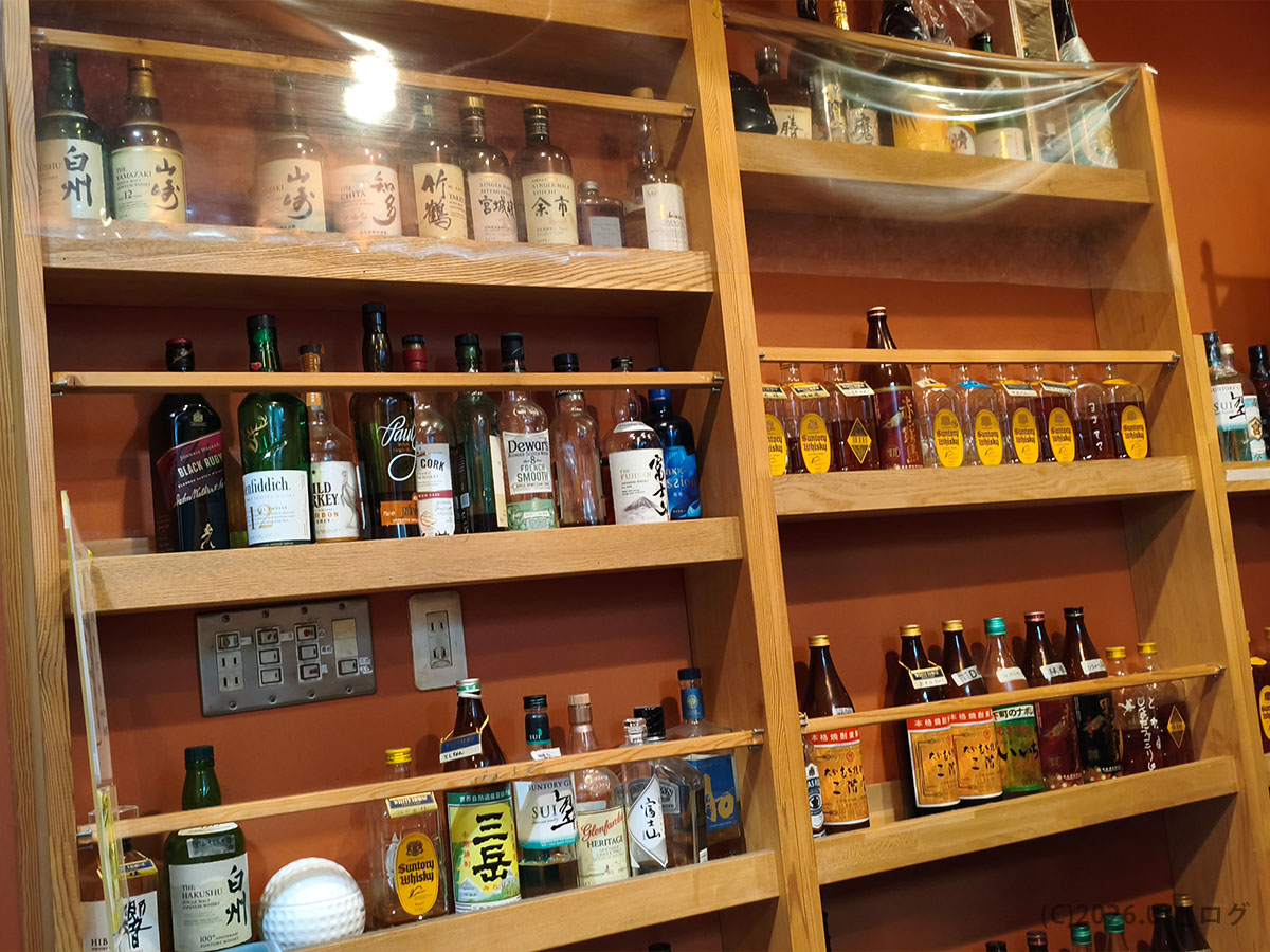 萬力屋の店内に並ぶ焼酎やウイスキーのボトル。ラーメンだけでなくお酒も楽しめる万力屋 山梨の雰囲気