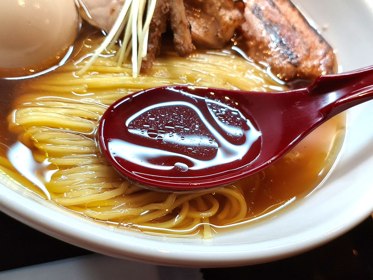 鶏出汁中華そば 珀寛流の澄んだ醤油スープ。山梨ラーメンの中でも清湯系の透明感