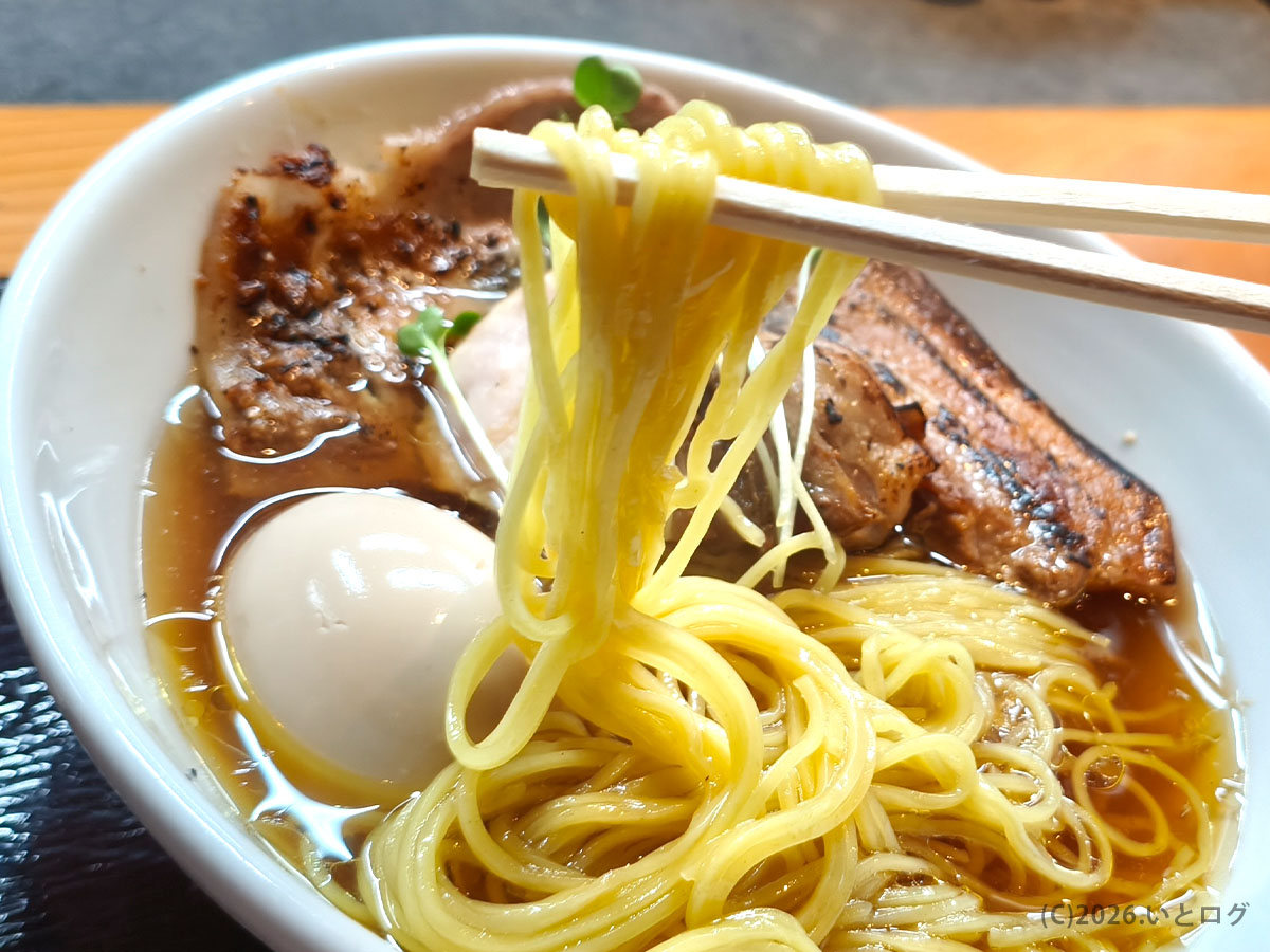 珀寛流 ラーメンの細ストレート麺。甲斐市新店ラーメンとして注目の一杯