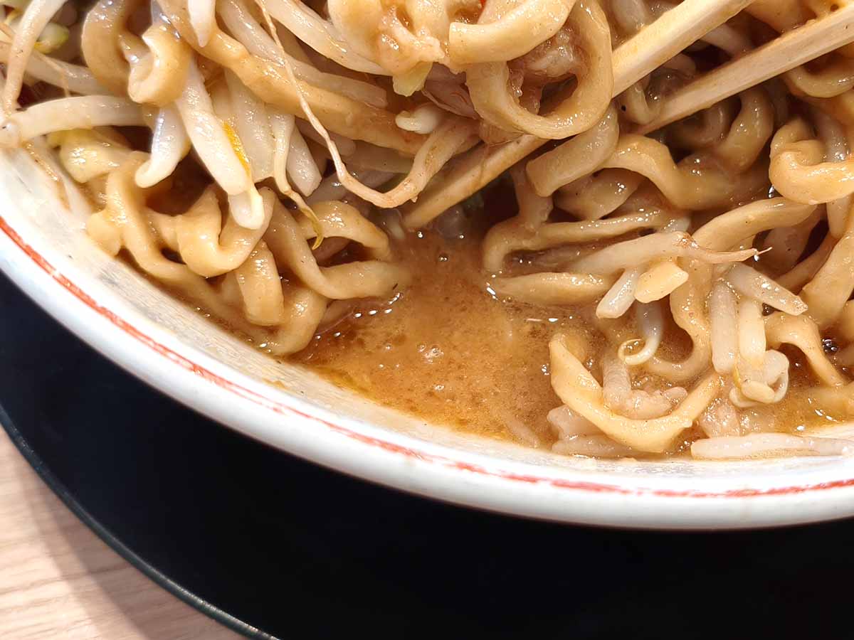 豚山 静岡新川店の小ラーメンのスープと太麺。もやしの下に濃厚なスープが絡み、ガッツリ系ラーメンらしい食べ応えを感じる。