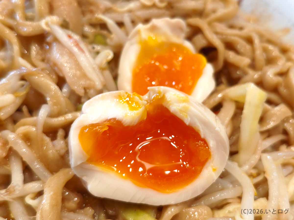 ラーメン豚山 静岡新川店で追加した味玉。半熟の黄身がとろりと流れ、二郎系ラーメンの濃い味わいにまろやかさを加える。