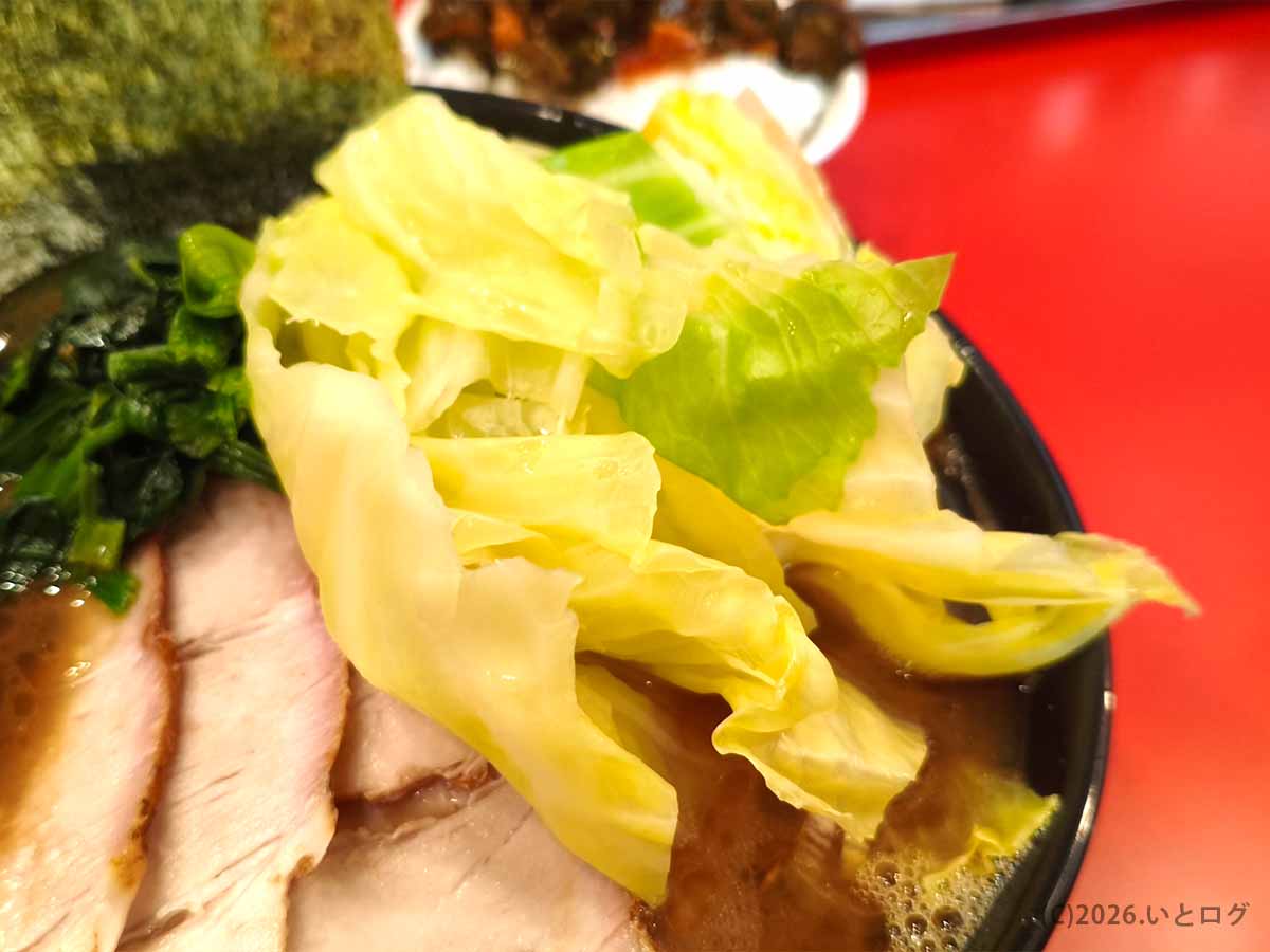 大﨑家 秋葉原エリアの家系ラーメンにトッピングされたキャベツ。濃厚スープの中でシャキッとした食感が映える一杯