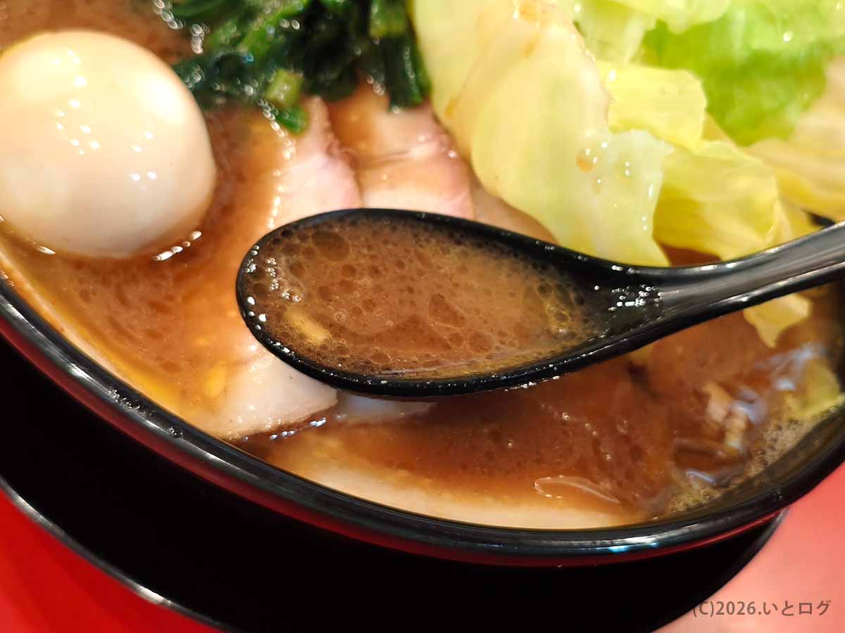 大﨑家 末広町店の濃厚豚骨醤油スープ。油のコクと醤油感が前面に出た、大輝家系譜らしい力強い家系ラーメン